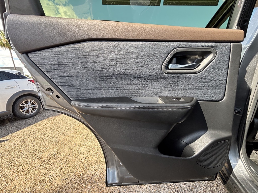 2023 Nissan Rogue SV photo 16