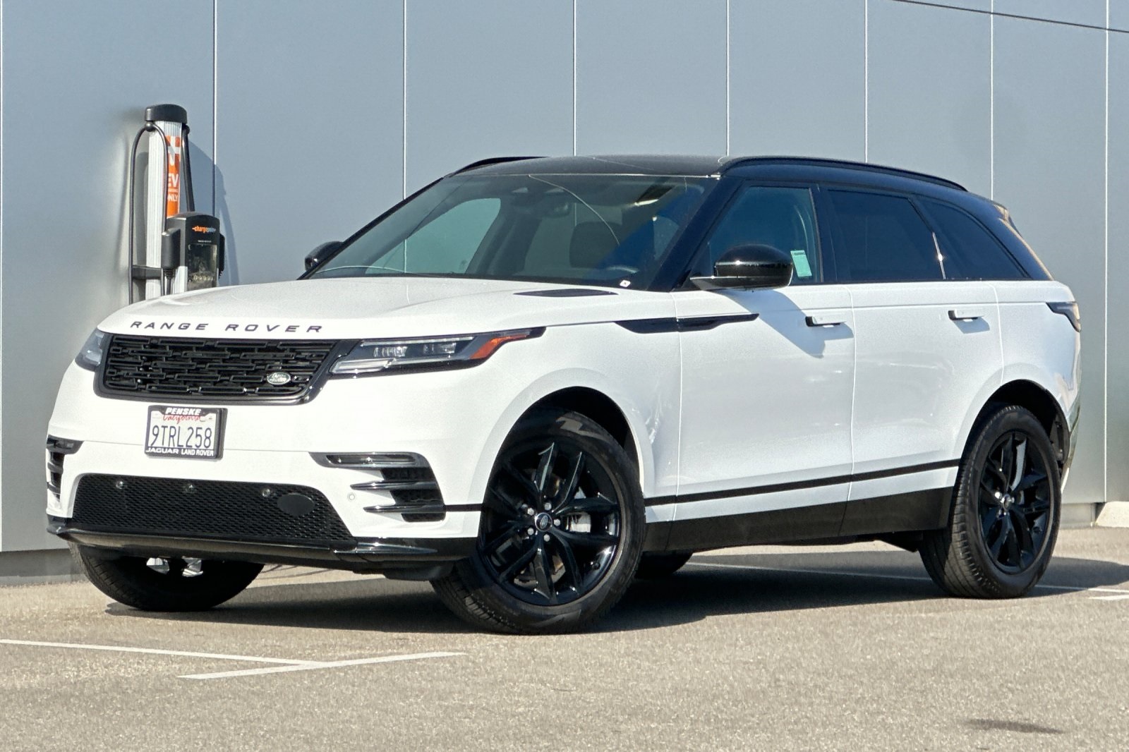 2025 Land Rover Range Rover Velar Dynamic SE's photo