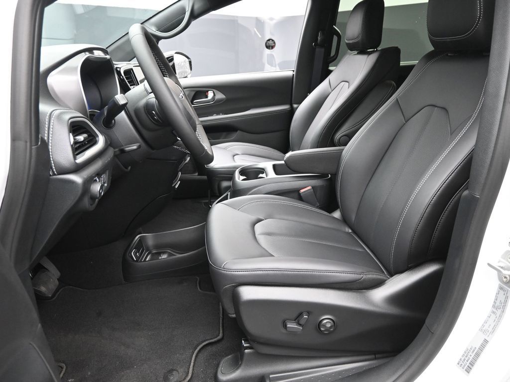 2026 Chrysler Pacifica photo 16