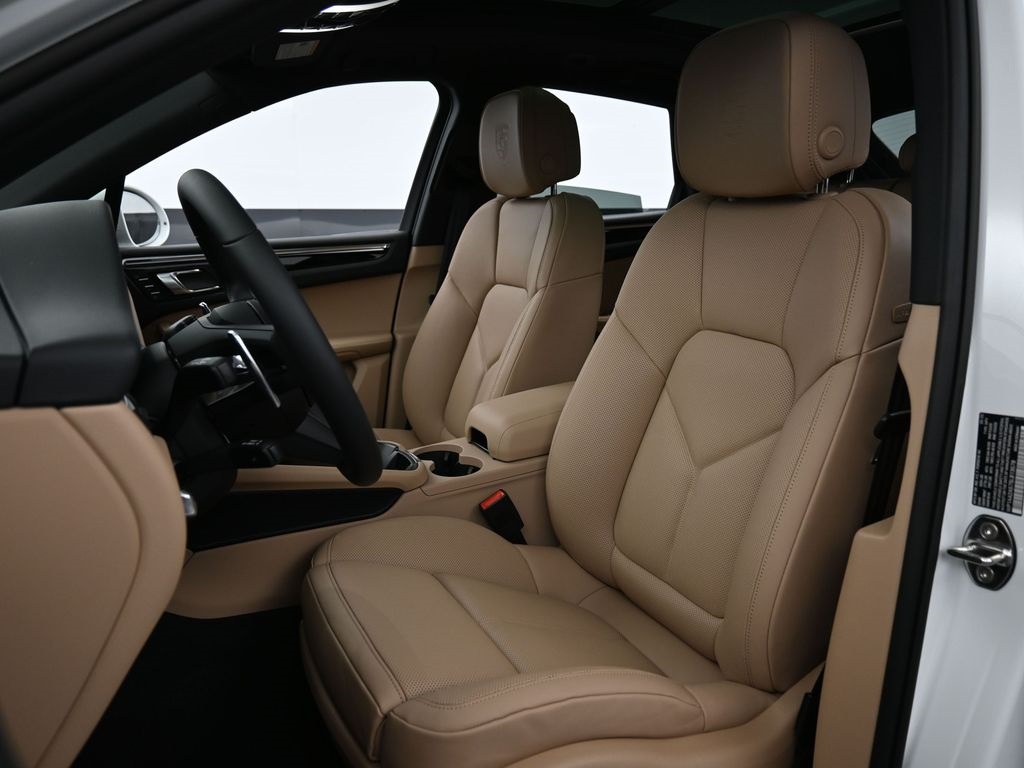 2025 Porsche Macan T photo 3