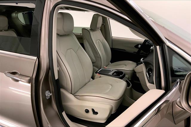 2017 Chrysler Pacifica Limited photo 6
