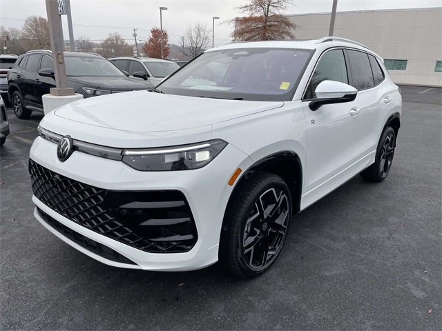 2026 Volkswagen Tiguan SEL R-Line photo 3