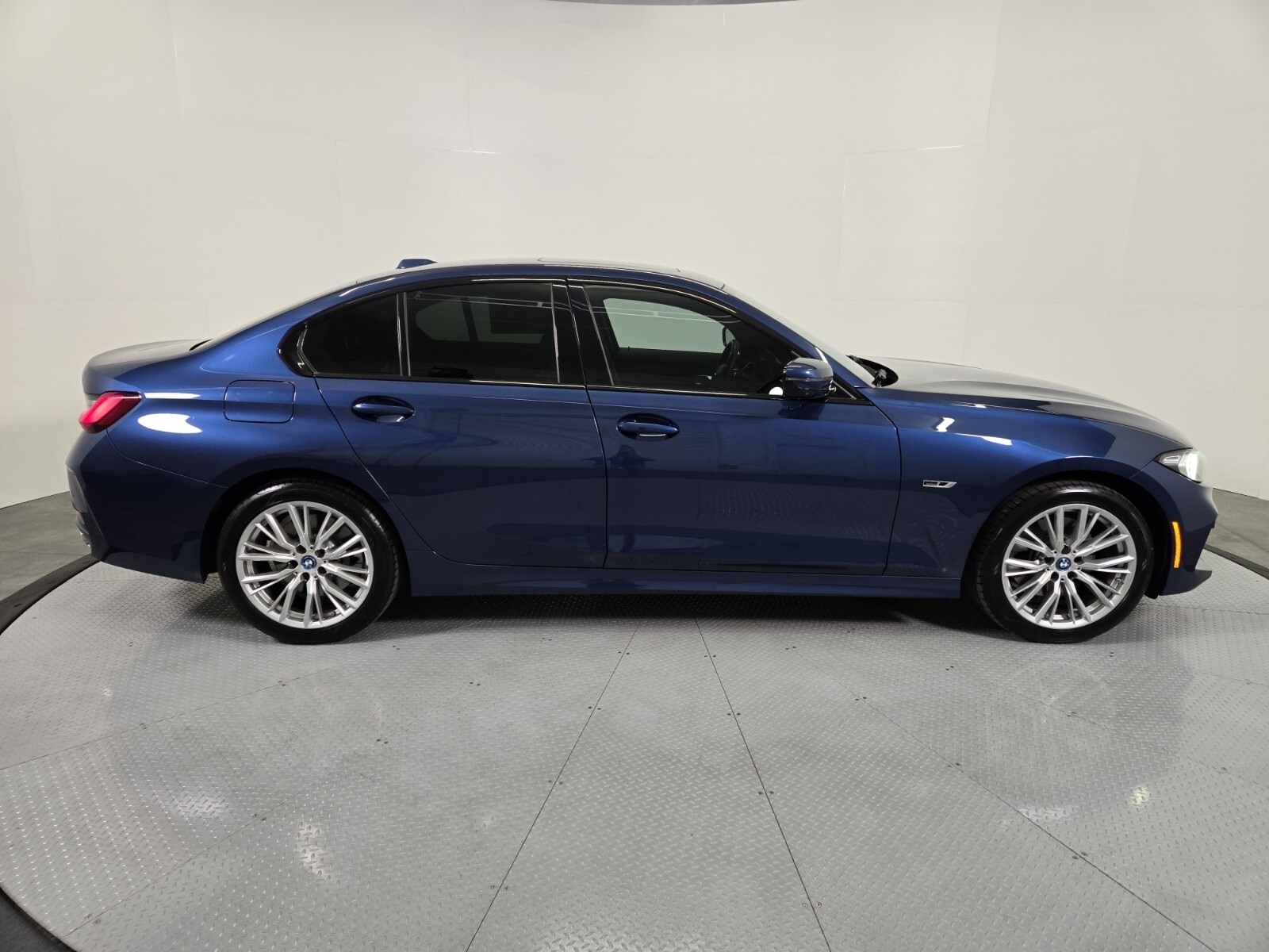 2023 Bmw 330e photo 2