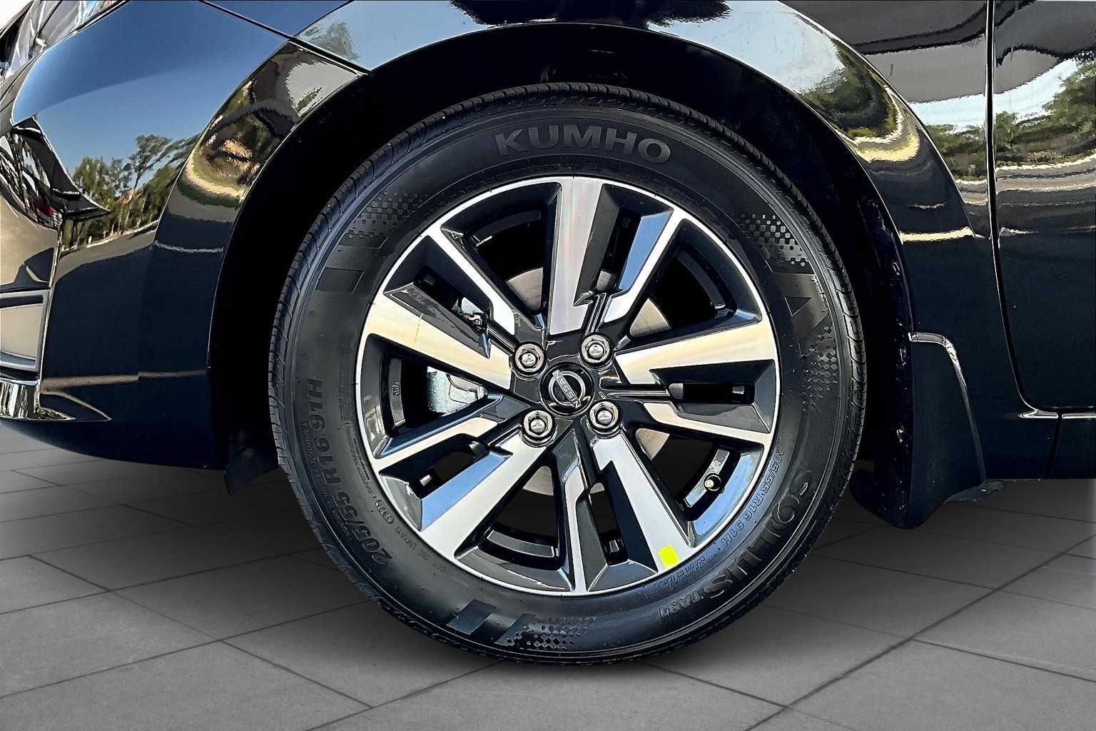 2025 Nissan Versa SV photo 11