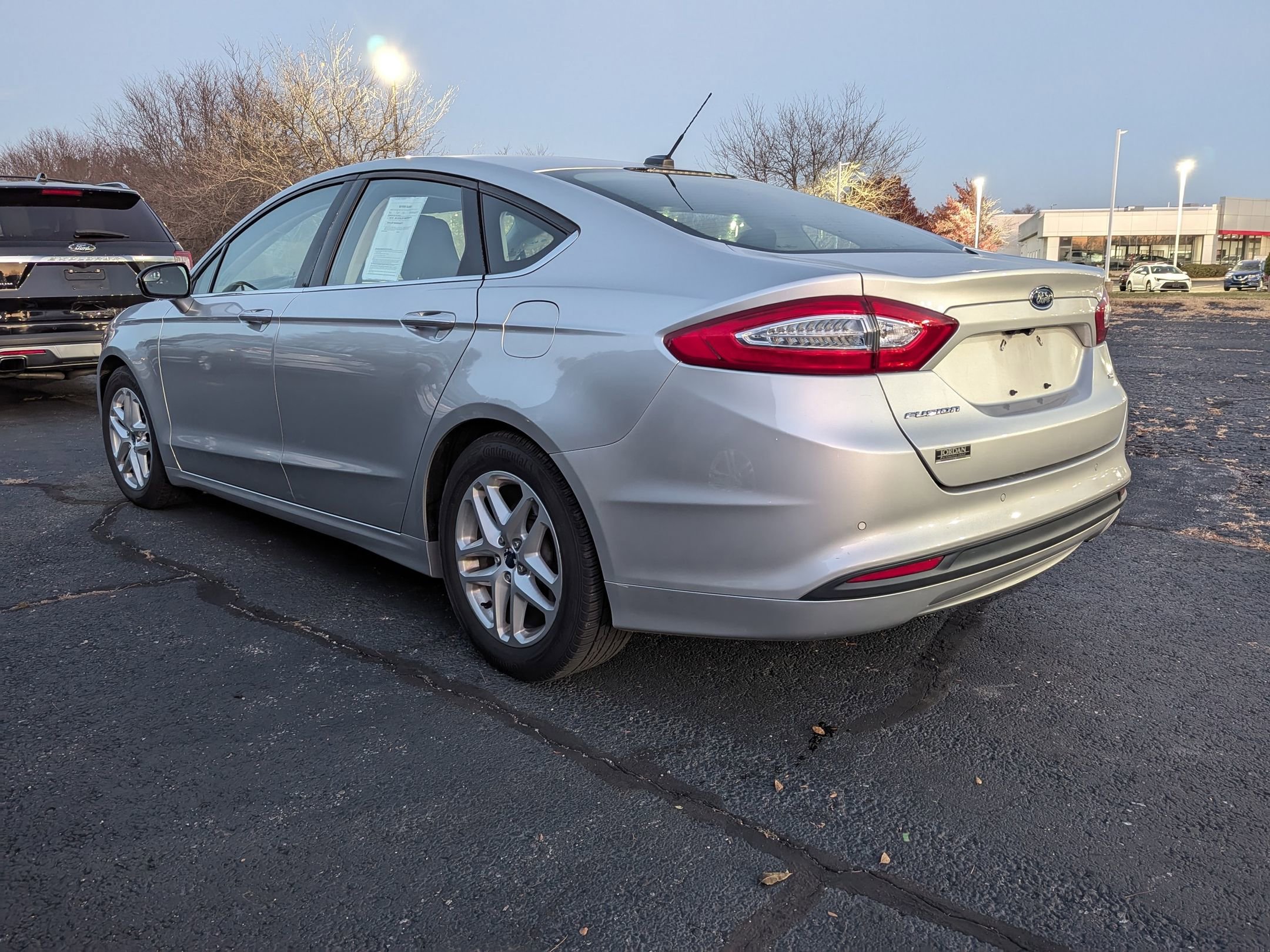 2016 Ford Fusion SE photo 2