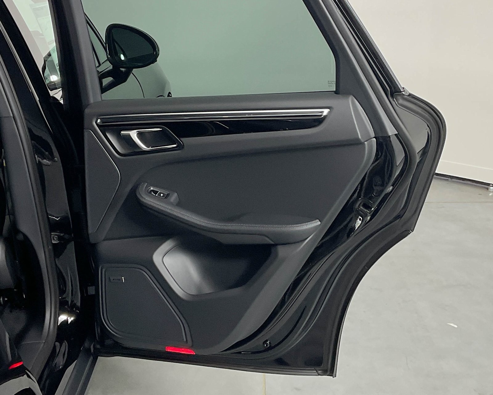 2026 Porsche Macan T photo 24