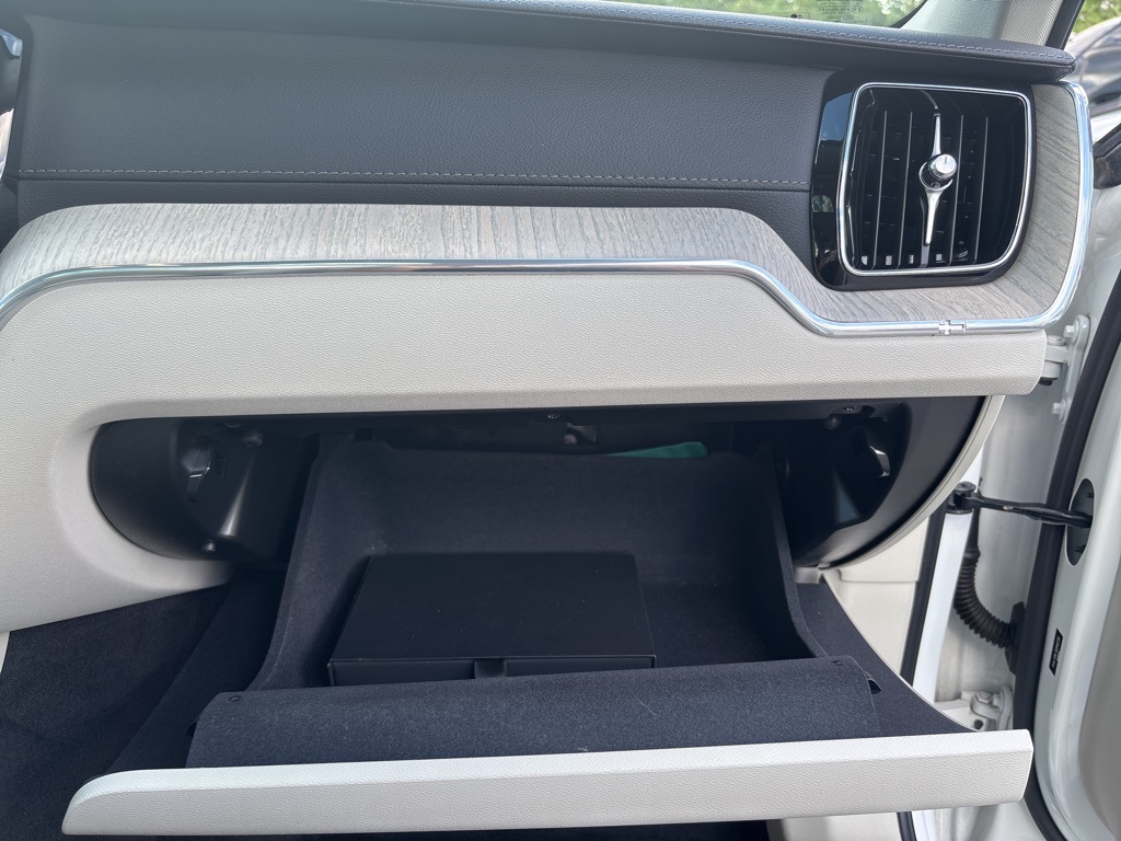 2022 Volvo XC60 B5 Inscription photo 25