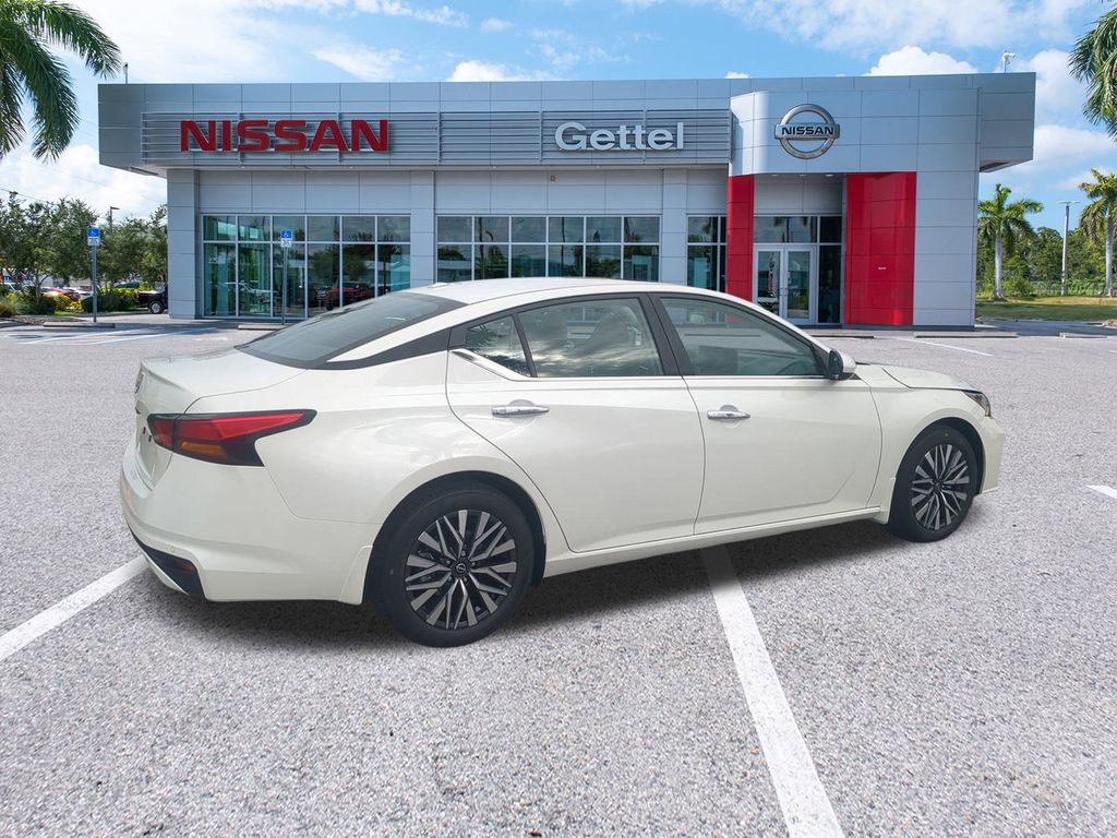 2025 Nissan Altima SV photo 4