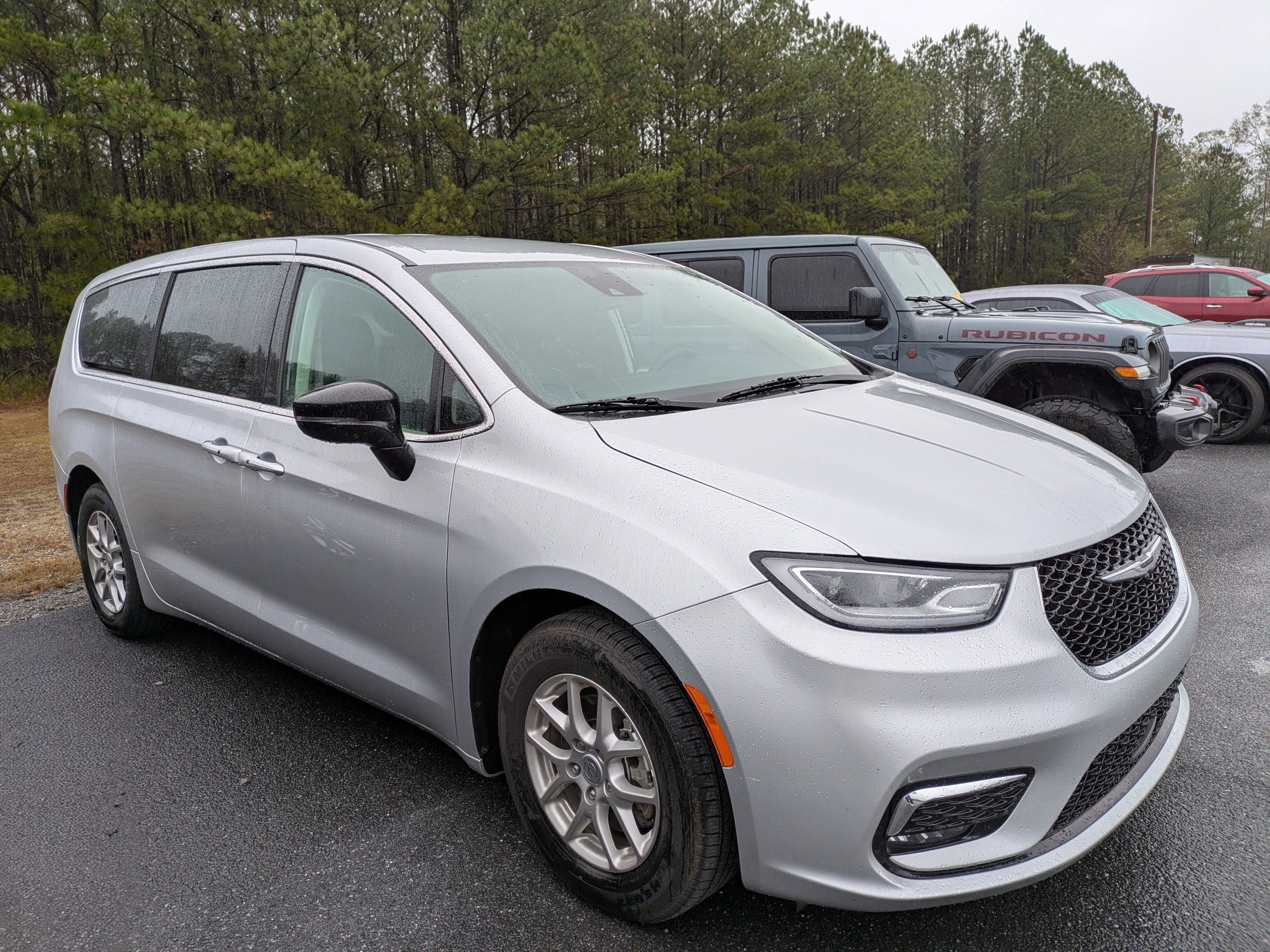 2024 Chrysler Pacifica Touring L's photo