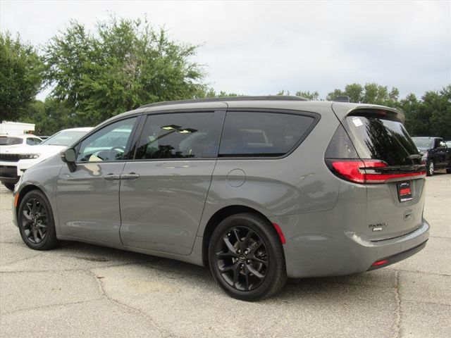 2023 Chrysler Pacifica Touring L photo 4