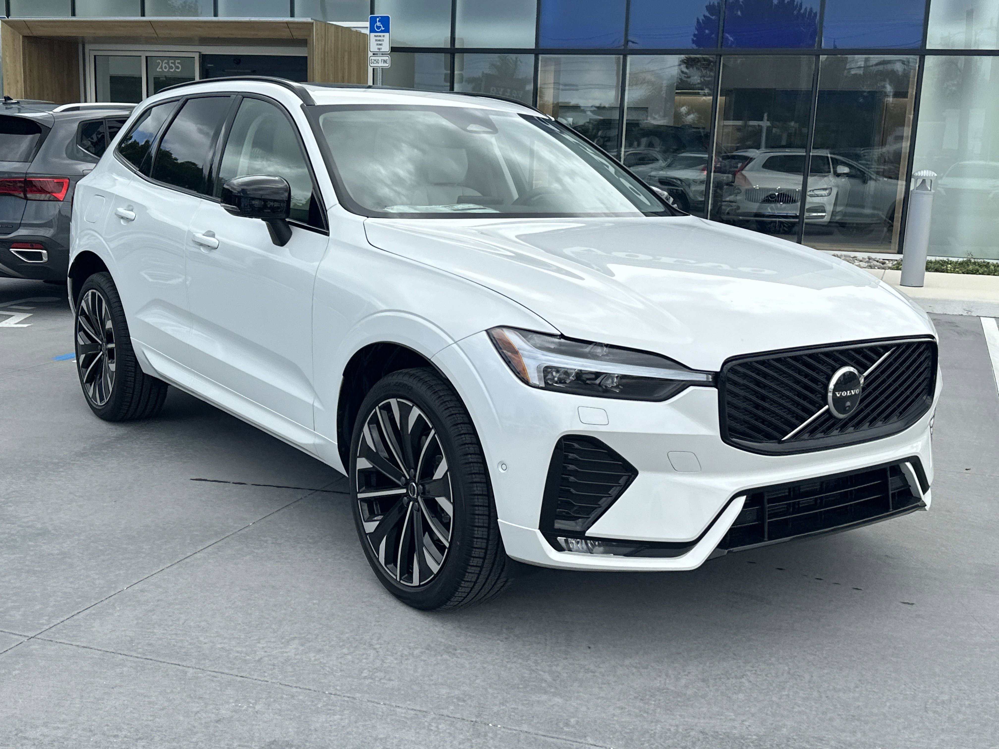 2026 Volvo XC60 B5 photo 4