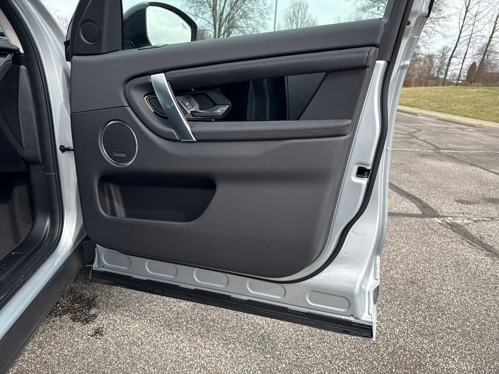 2025 Land Rover Discovery Sport S photo 16
