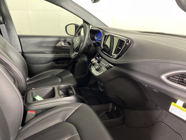 2026 Chrysler Pacifica photo 14