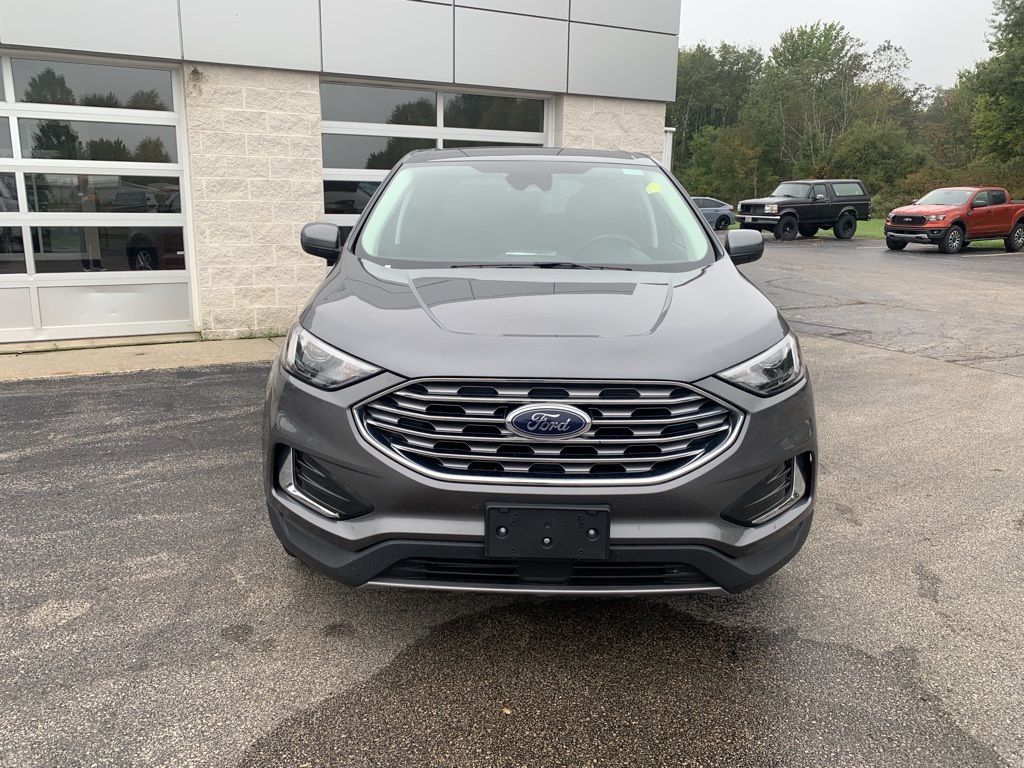 2022 Ford Edge SEL photo 2
