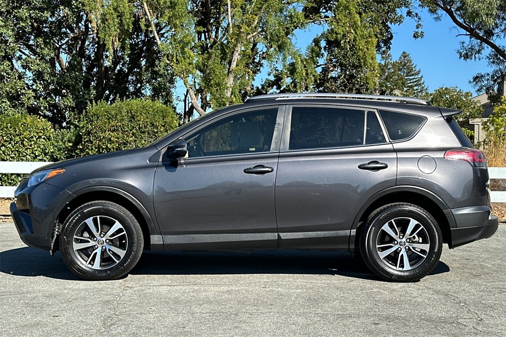 2017 Toyota RAV4 XLE photo 5