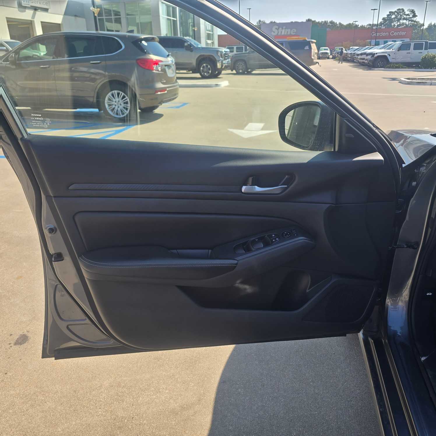 2024 Nissan Altima 2.5 SV photo 2