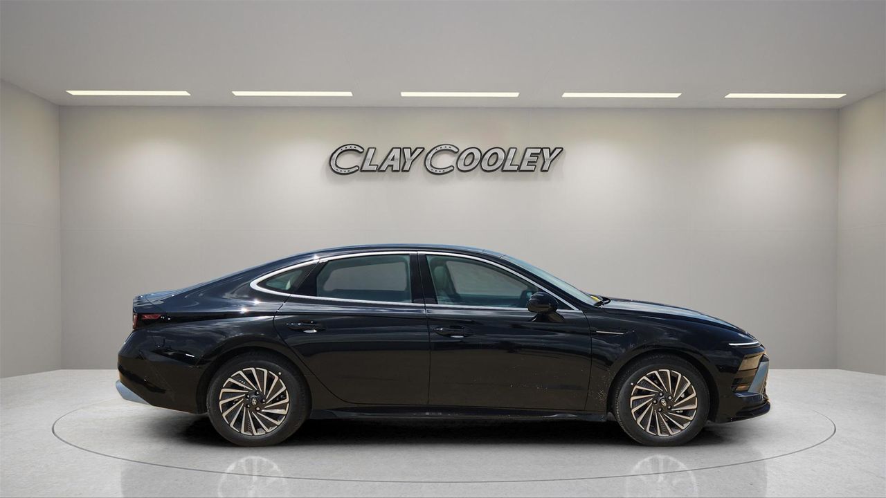 2025 Hyundai Sonata Hybrid Limited photo 2