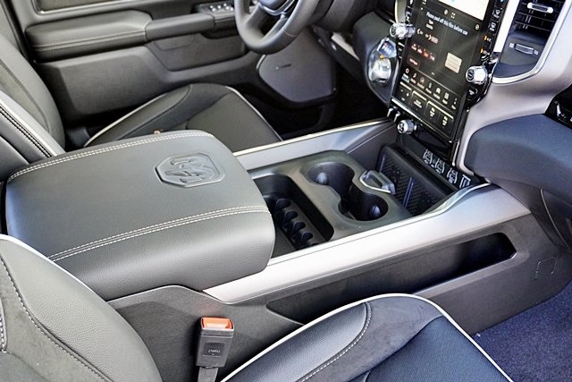 New 2026 Diamond Black Crystal Pearl-Coat Exterior Paint RAM Laramie image 15