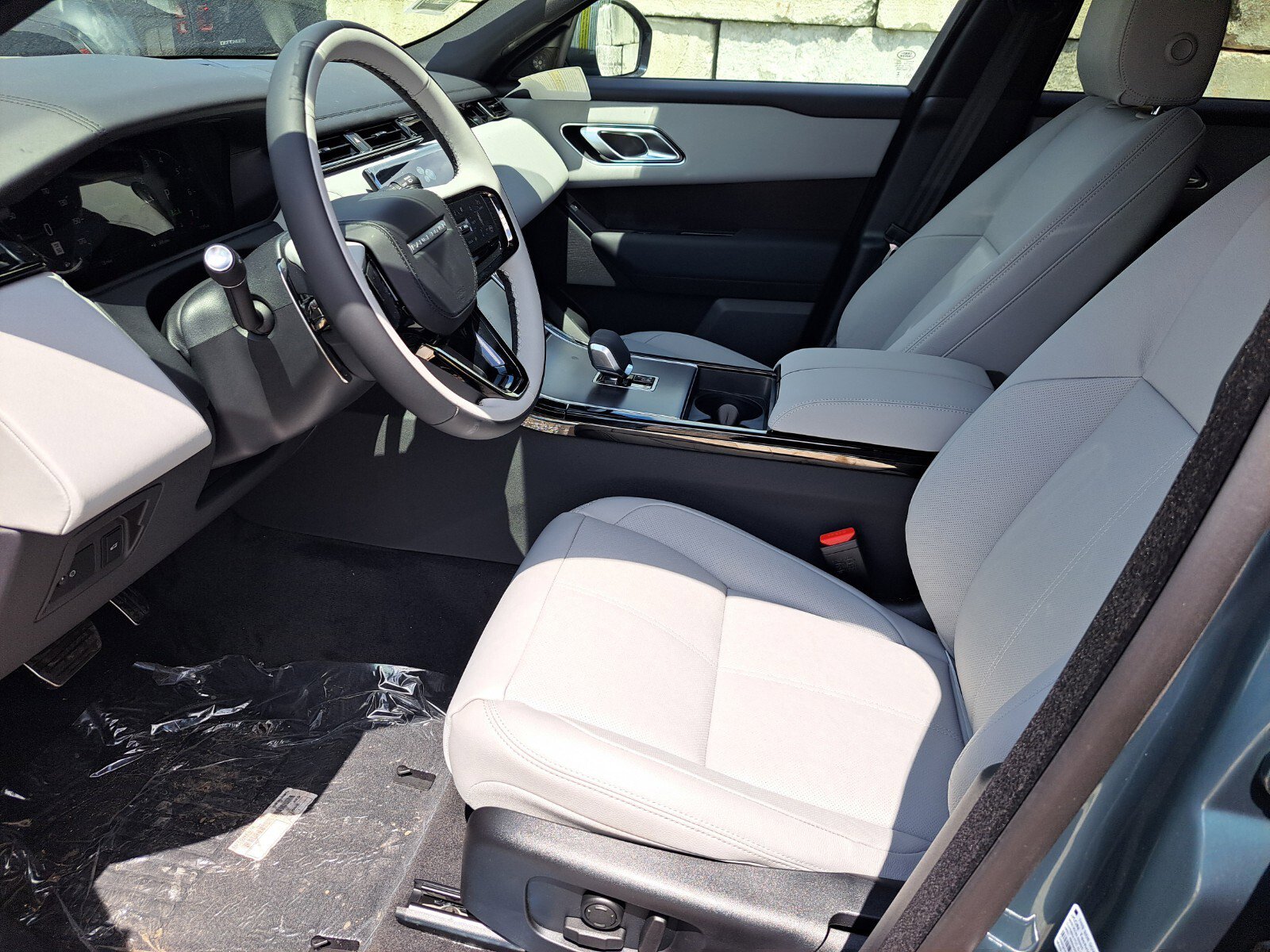 2026 Land Rover Range Rover Velar SE photo 9