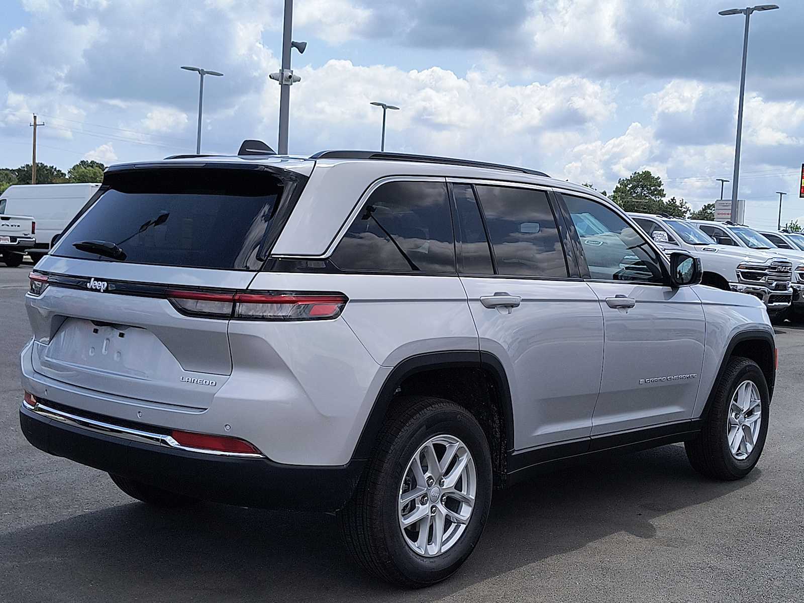2025 Jeep Grand Cherokee Laredo X photo 3