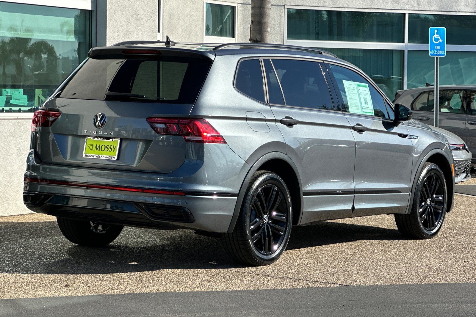 2022 Volkswagen Tiguan SE R-Line Black photo 4