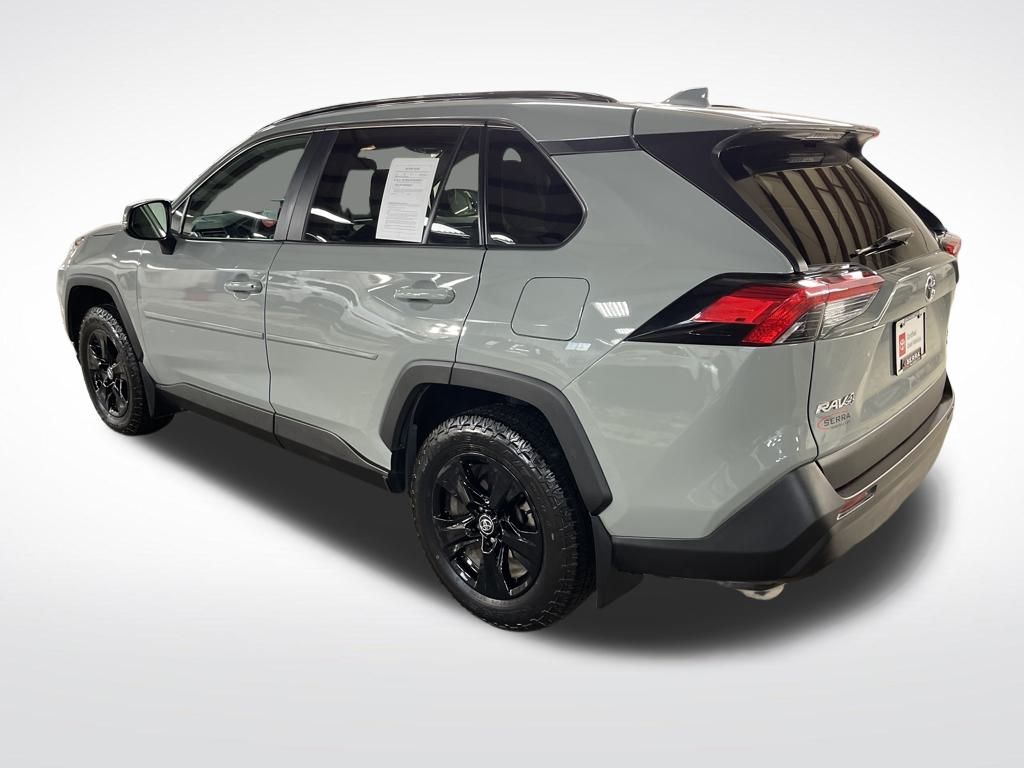 2020 Toyota RAV4 XLE photo 3
