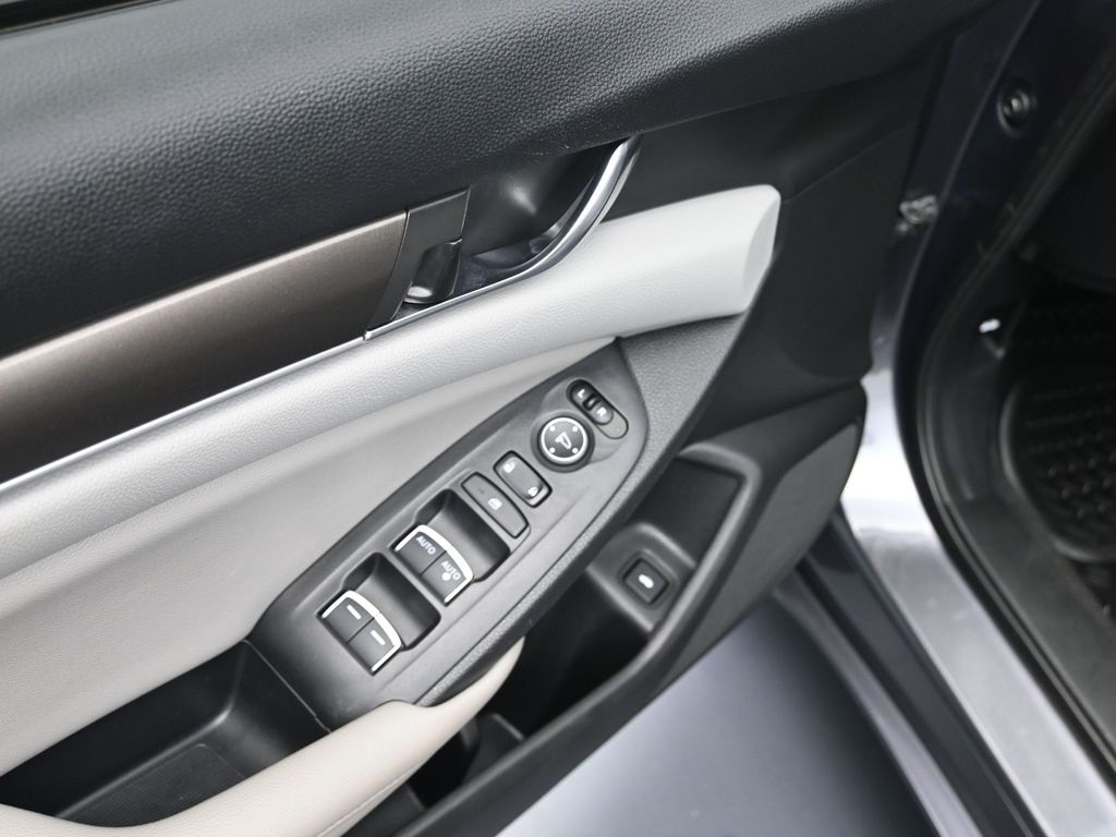 2020 Honda Accord LX photo 9