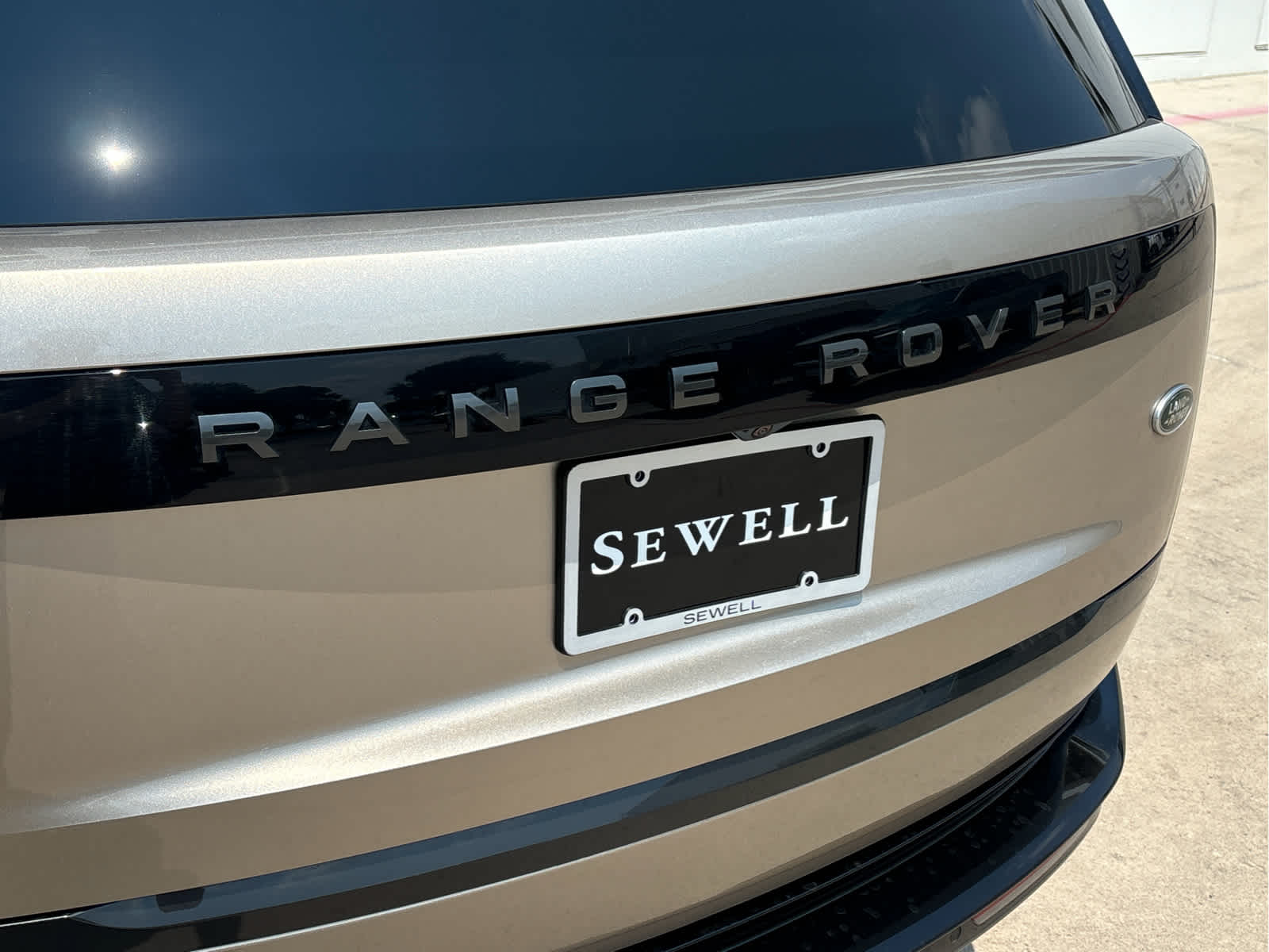 2023 Land Rover Range Rover SE photo 8