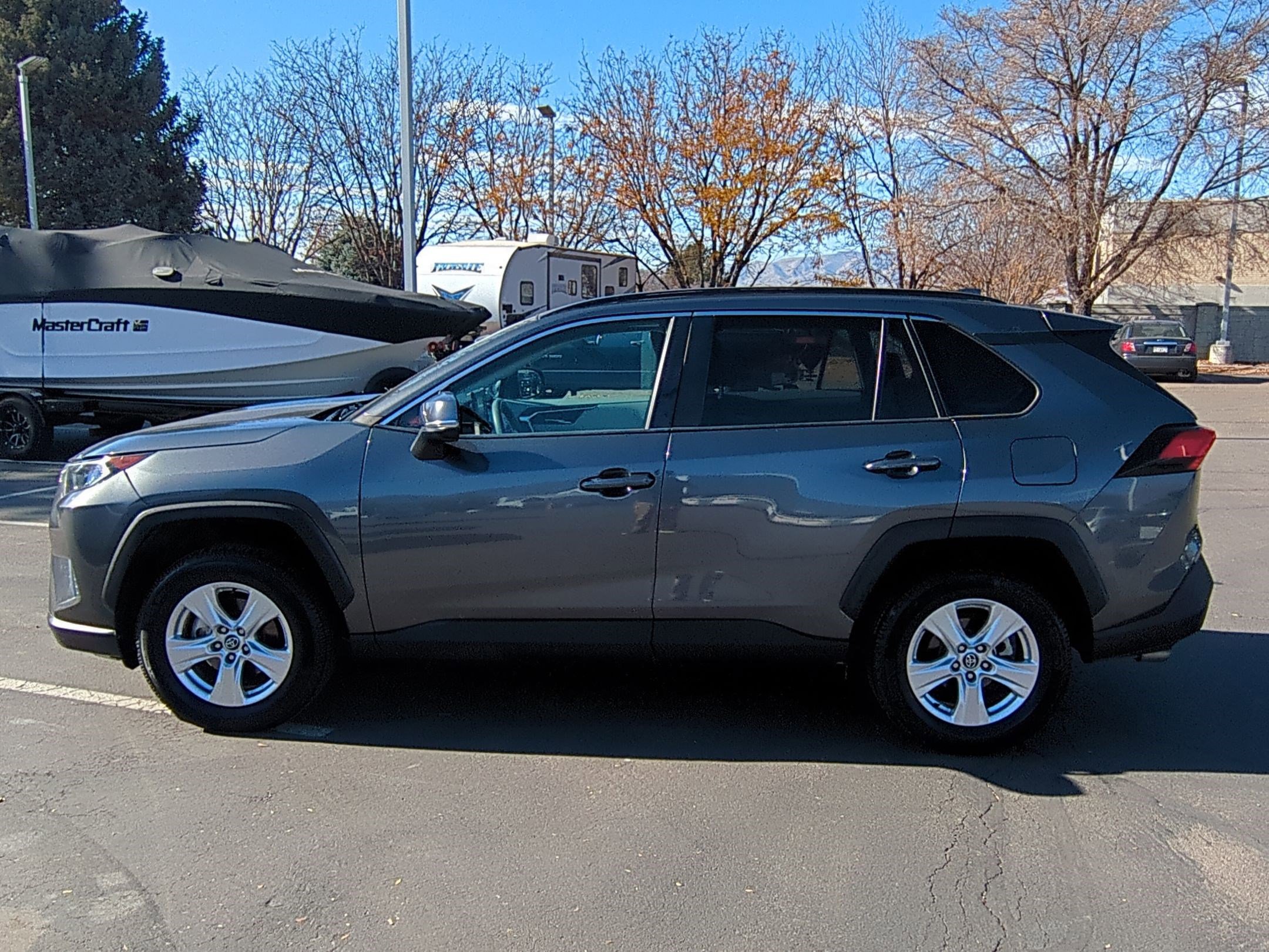 2020 Toyota RAV4 XLE photo 4