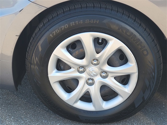 2014 Hyundai Accent GS photo 10