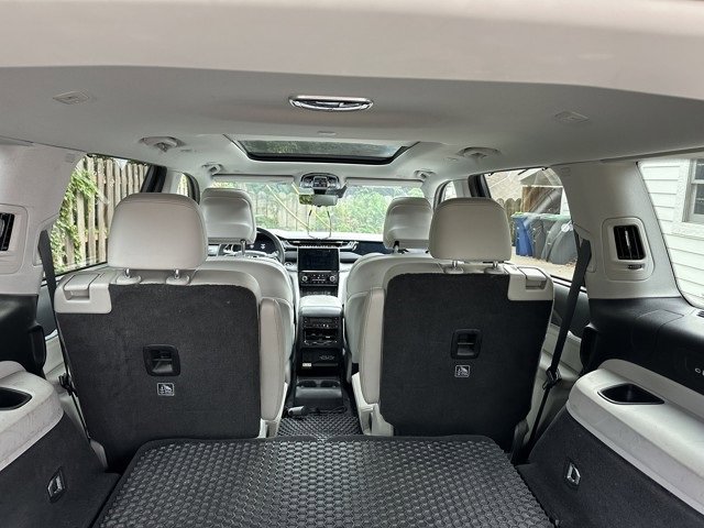 2022 Jeep Grand Cherokee Overland photo 2