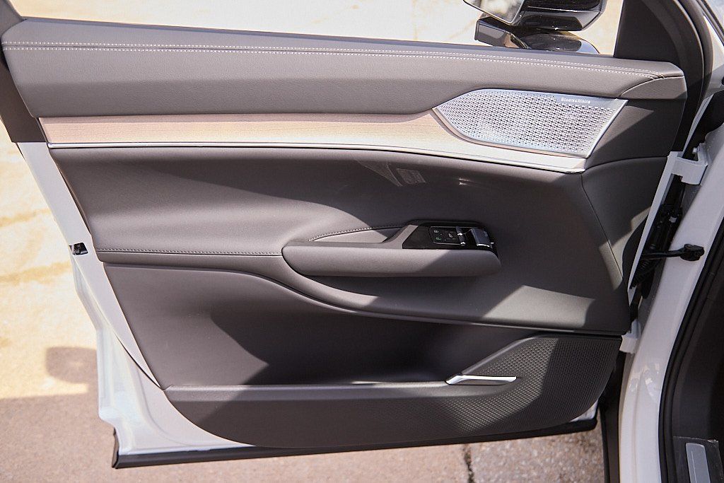 2025 VOLVO EX90 - Image 9