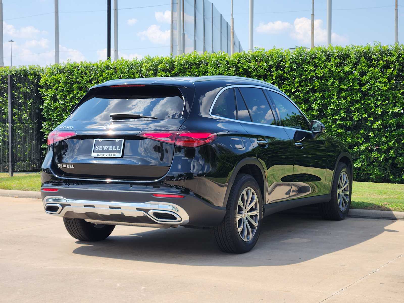 2025 Mercedes Benz GLC 300 photo 4