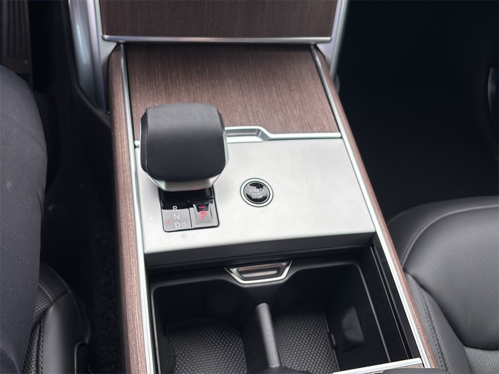 2025 Land Rover Range Rover SE photo 18