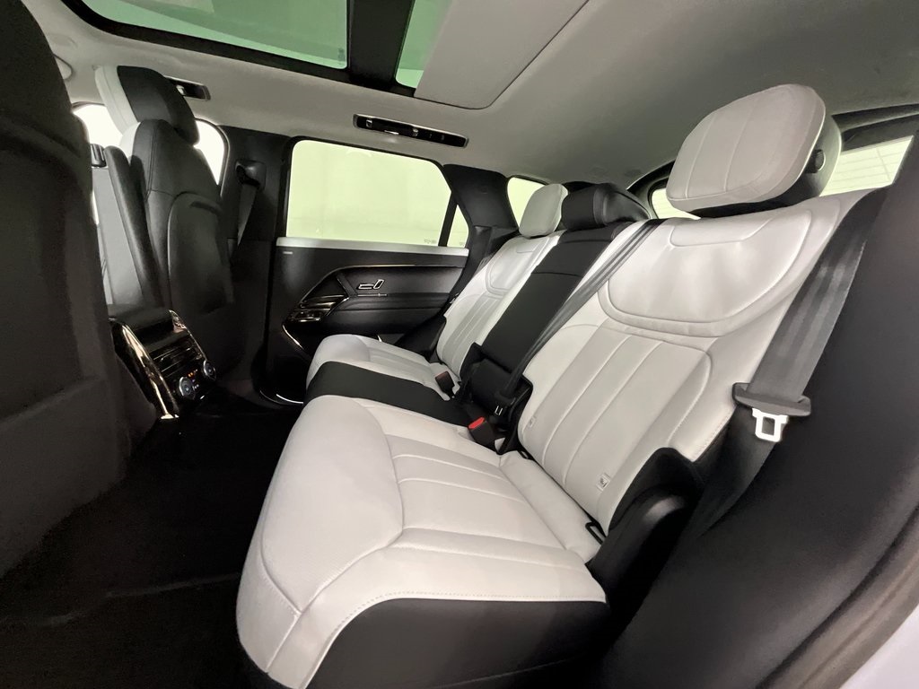 2025 Land Rover Range Rover Sport SE photo 4