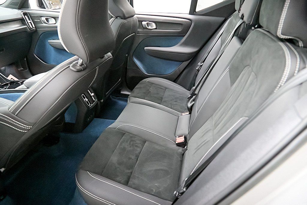 2023 VOLVO XC40 - Image 22