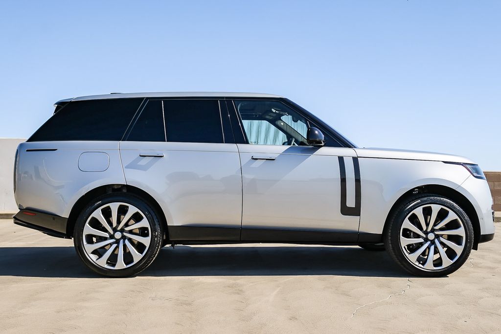 2025 Land Rover Range Rover SE photo 4