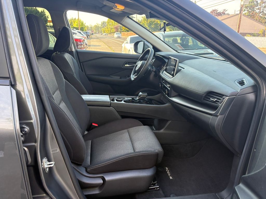 2024 Nissan Rogue SV photo 23