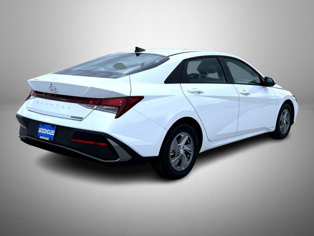 2025 Hyundai Elantra SE photo 5