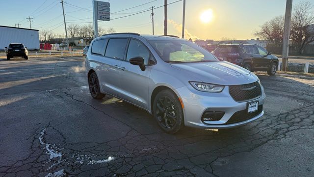 2026 Chrysler Pacifica Select's photo