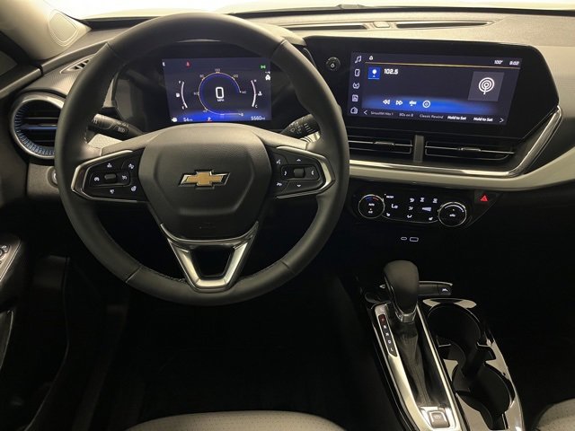 2025 Chevrolet Trax LT photo 3