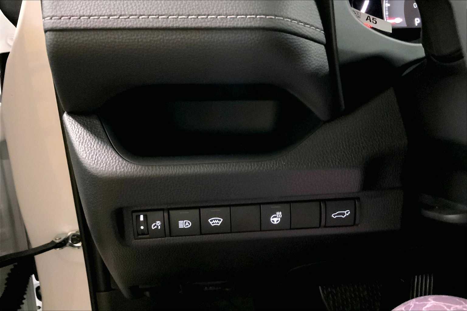 2025 Toyota RAV4 XLE photo 19