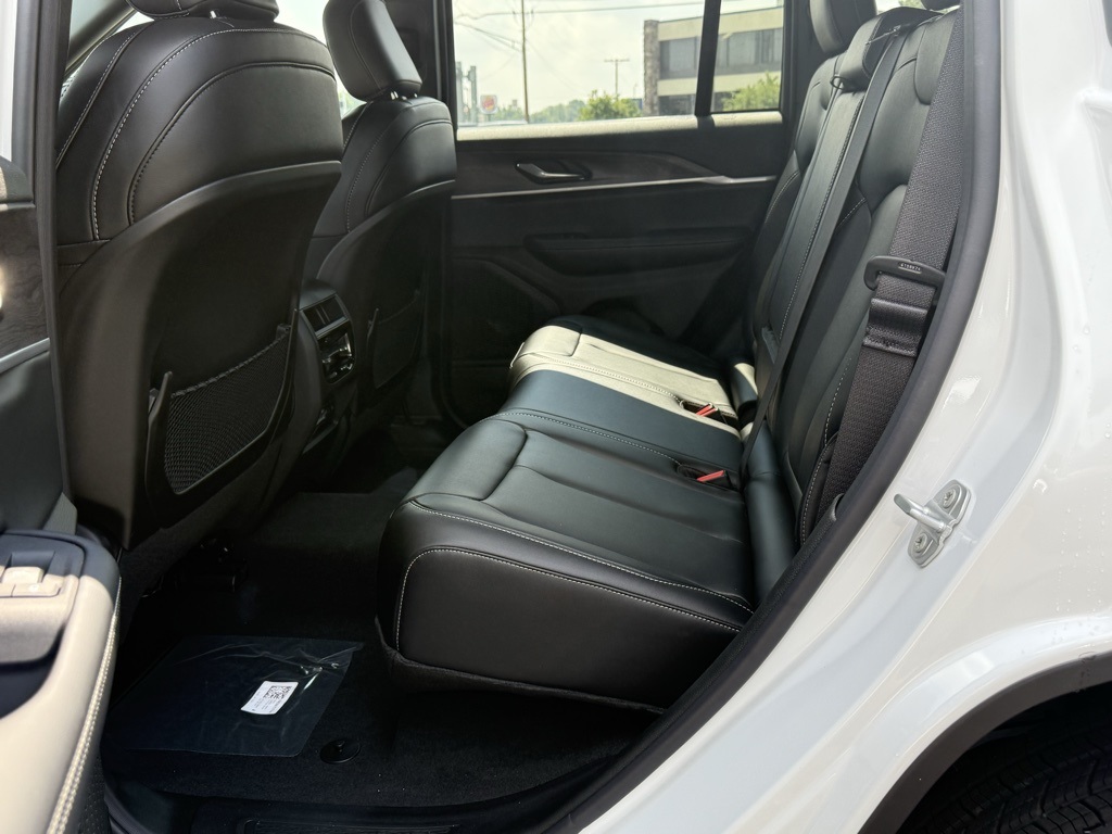 2025 Jeep Grand Cherokee Limited photo 17
