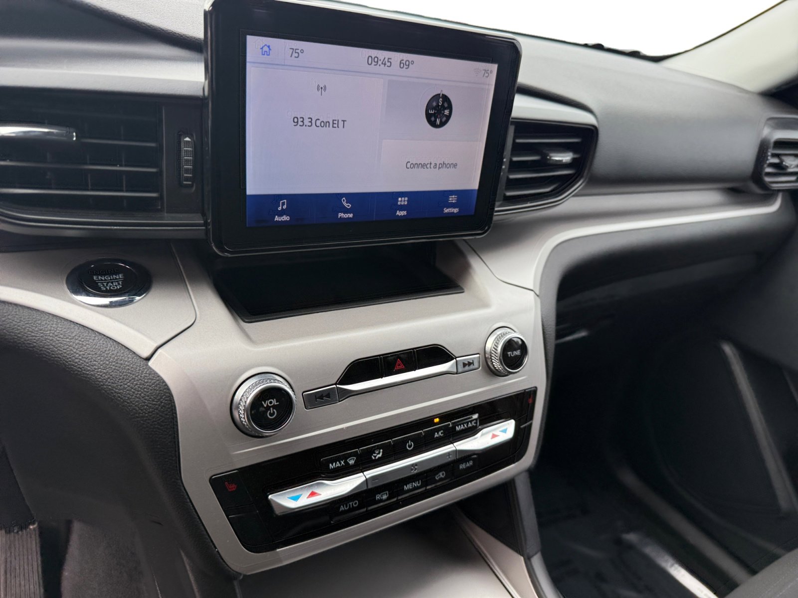 2023 Ford Explorer XLT photo 9