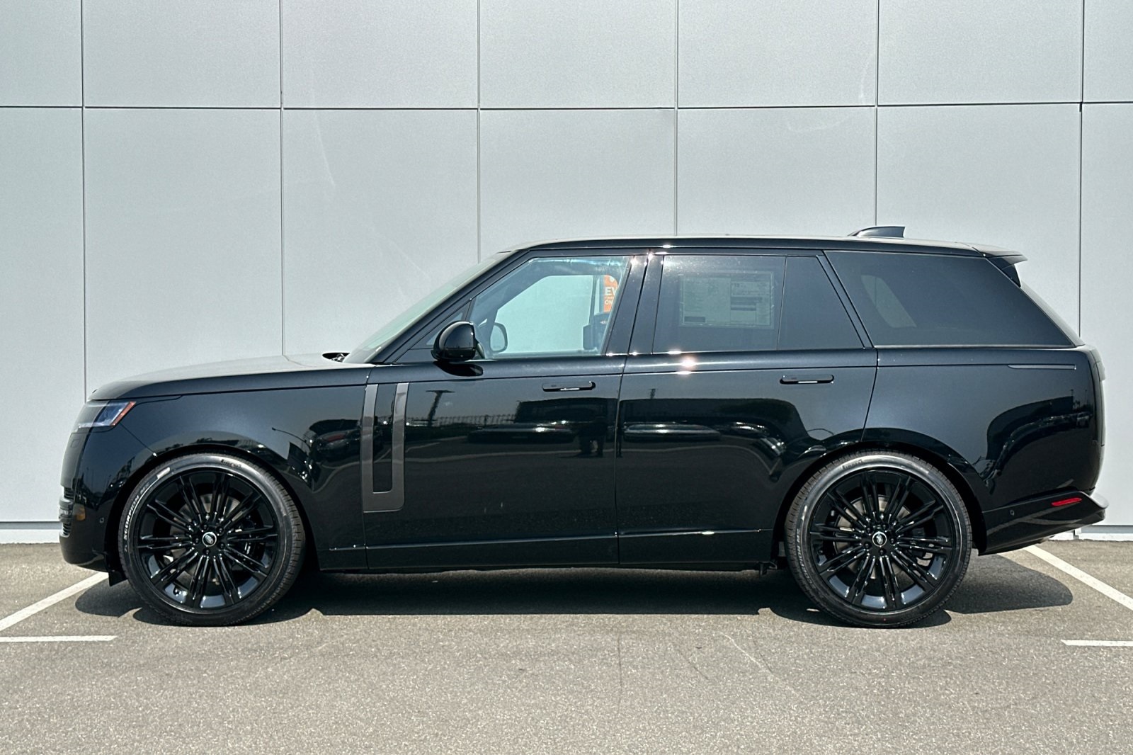 2025 Land Rover Range Rover SE photo 2