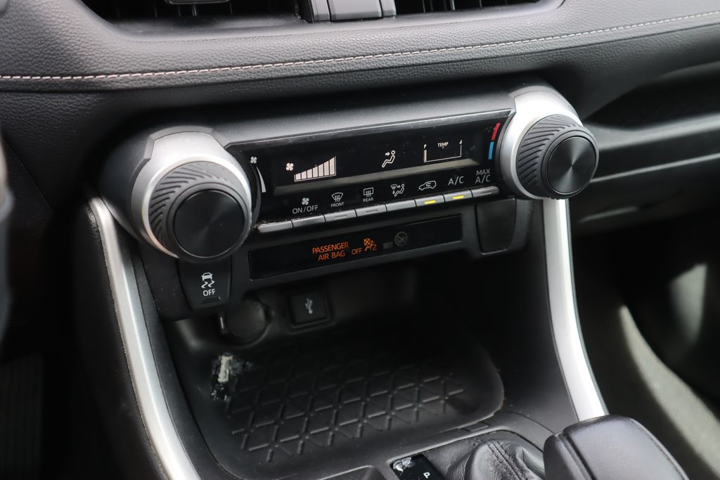 2020 Toyota RAV4 LE photo 14