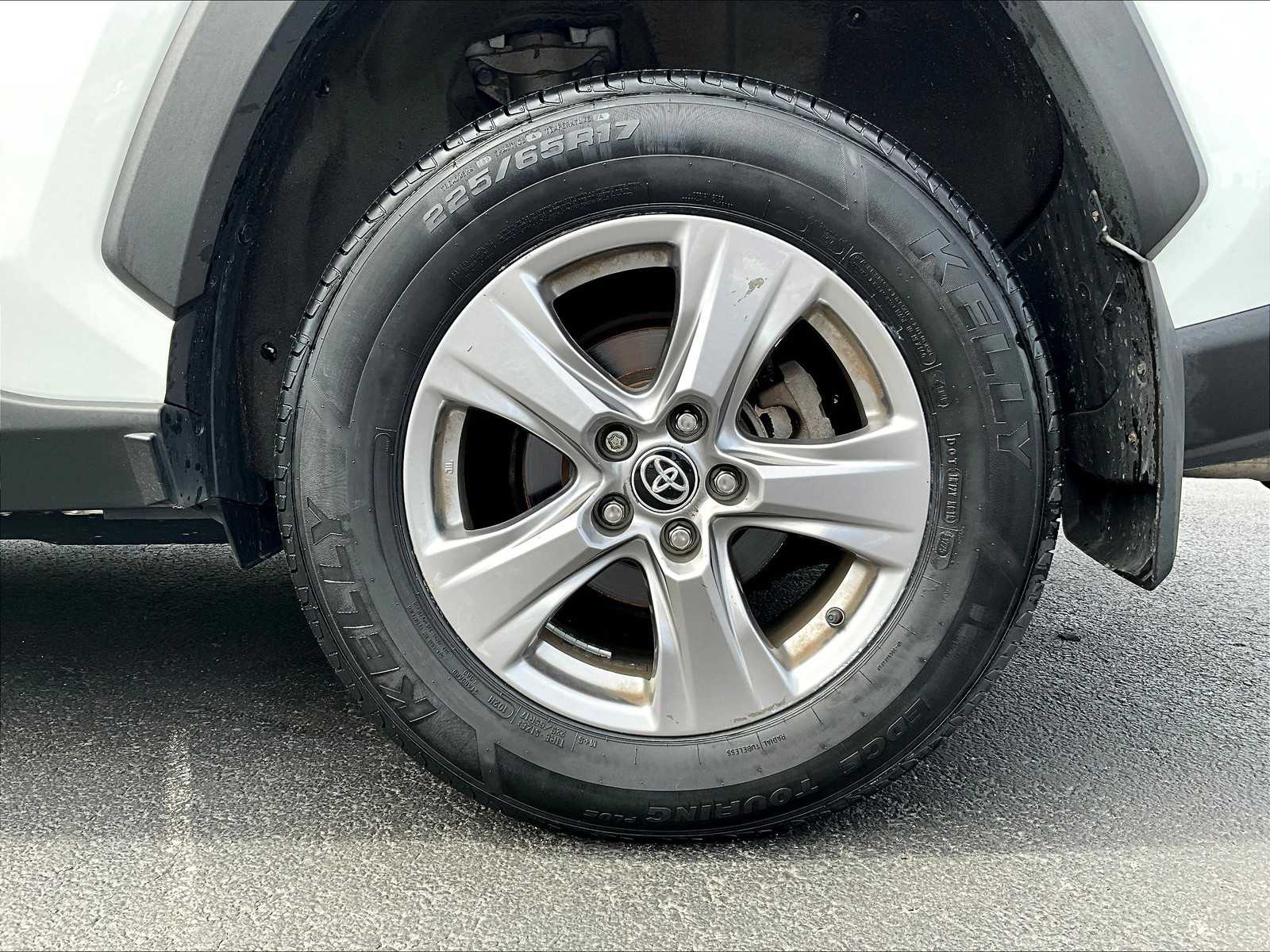 2023 Toyota RAV4 XLE photo 7