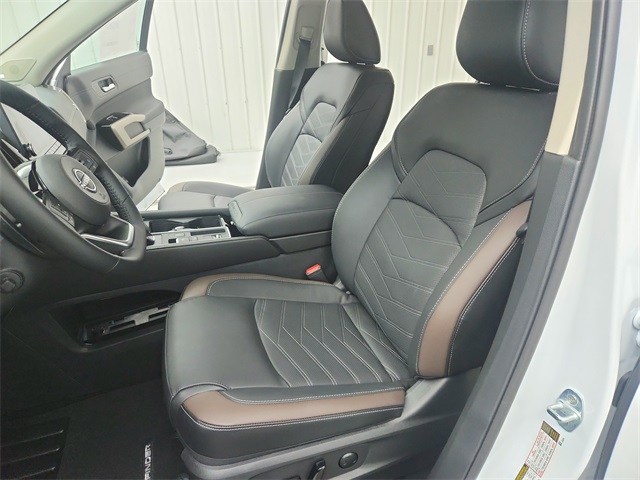 2025 Nissan Pathfinder Platinum photo 14
