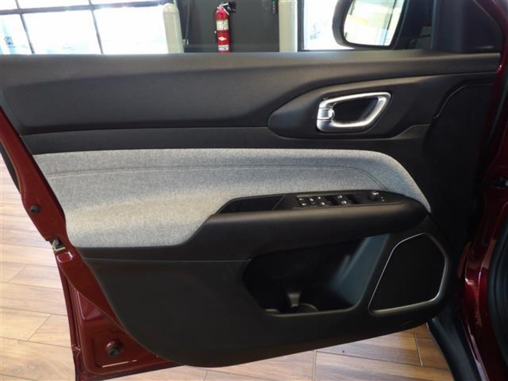 2022 Jeep Compass Latitude Lux photo 22