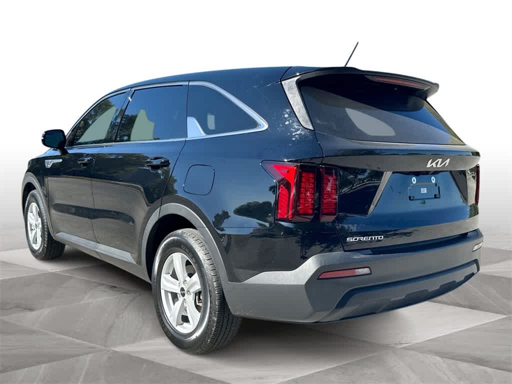 2023 Kia Sorento LX photo 2